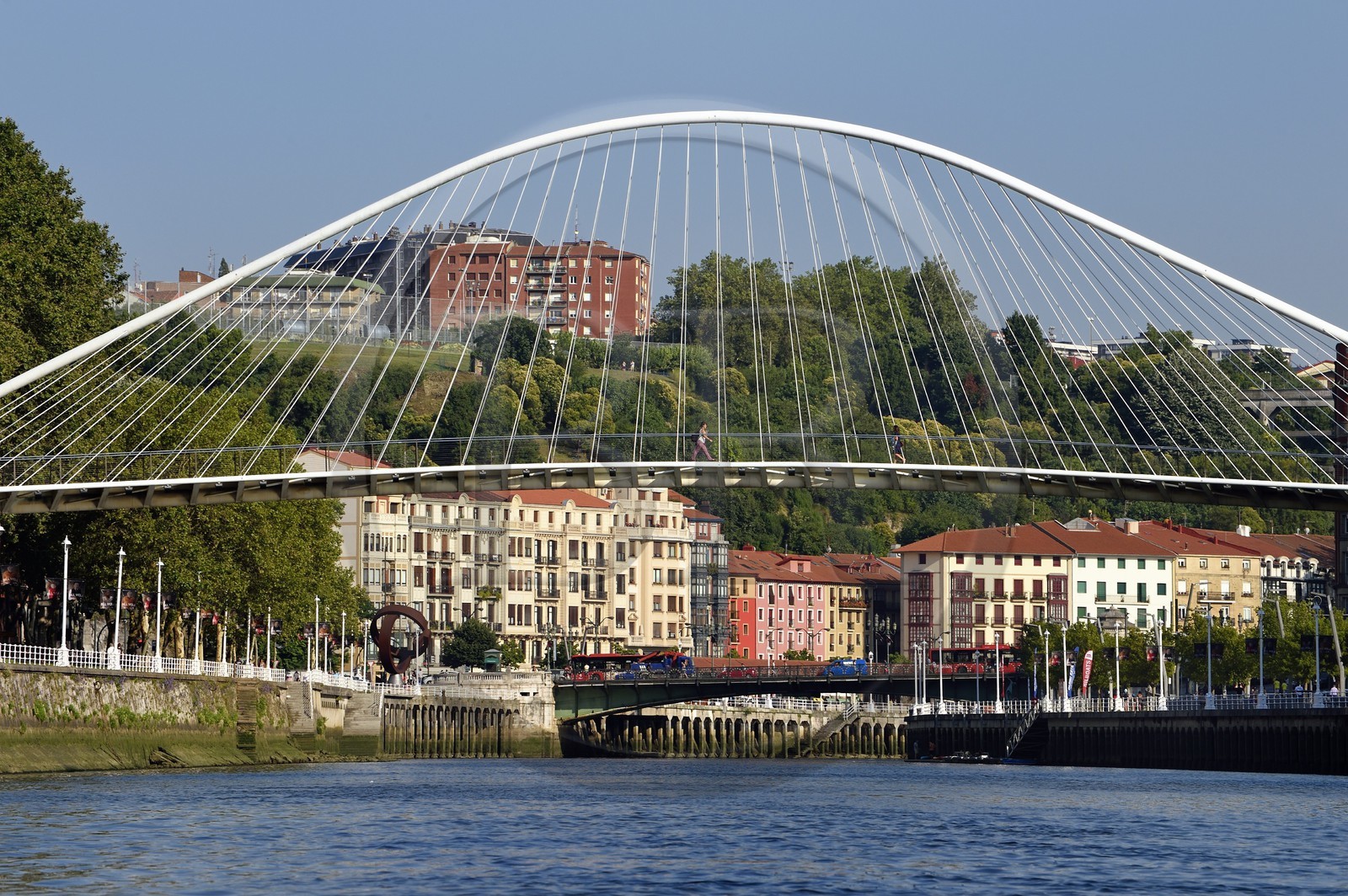 Espagne, Pays basque espagnol, Biscaye, Bilbao, passerelle suspendue Zubizuri dessinée par l'architecte Santiago Calatrava sur le Ria de Bilbao