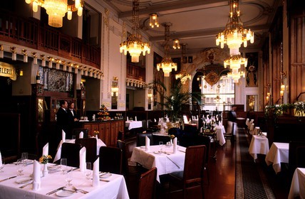République Tchèque, Prague, quartier de Staré Mesto, la maison municipale (Art Nouveau 1905-1911), le restaurant français décoré par A.Mucha