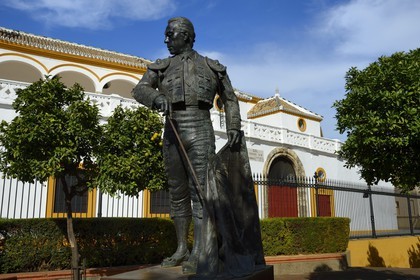 Espagne, Andalousie, Séville, les arênes Maestranza (plaza de Toros), statue du célèbre torero Curro Romero