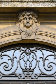 France, Moselle (57), Vallée de la Fensch, Hayange, anciens grands bureaux administratifs Wendel, chiffre de la famille Wendel en fer forgé au dessus d'une porte