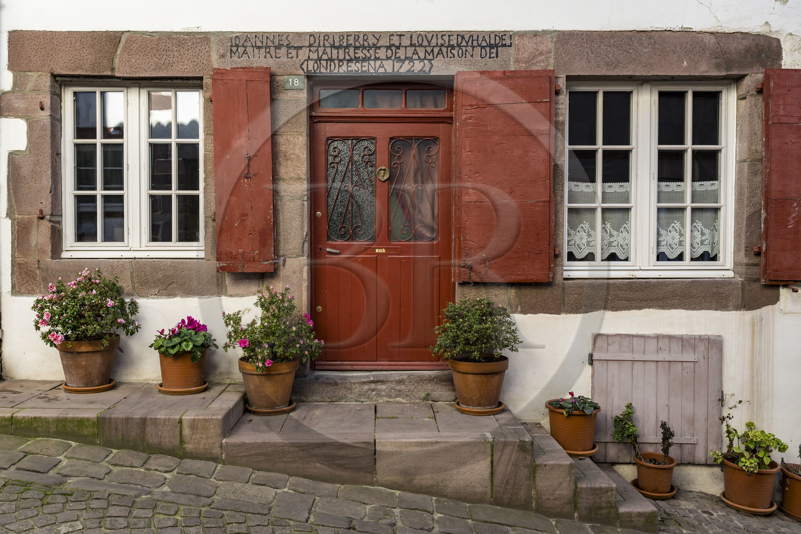 France, Pyrénées-Atlantiques (64), Pays-Basque, Saint-Jean-Pied-de-Port, rue de la Citadelle sur le chemin de Saint-Jacques-de-Compostelle, linteau de maison Johan Biriberry et Louise Duhalde maitre et maitresse de la maison de Londresena 1722