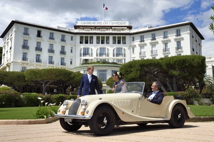 France, Alpes Maritimes (06), Saint-Jean-Cap-Ferrat, Grand-Hotel du Cap-Ferrat, palace 5 étoiles du groupe Four Seasons Hotel, le portier accueille des clients en Morgan Roadster 4 4