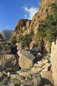 Sultanat d'Oman, Gouvernorat d'Al-Batina du Sud, Hajar occidental, Wadi Mistall, village de Wakan (Wukan), le sentier de randonnée monte vers le sommet du Qarn Wukan (2501m) en arrière plan