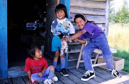 Canada, province de Québec, Réserve faunique de la Vérendrye, Grand Lac Victoria, enfants algonquins devant leur maison