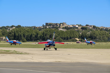 France, Bouches-du-Rhône (13), Salon-de-Provence, base aerienne 701, base de la Patrouille de France (PAF pour Patrouille acrobatique de France) de l'Armée de l'air et de l'espace française, les avions Alphajet se dirigent vers la piste de décollage, Lançon-Provence en arrière plan