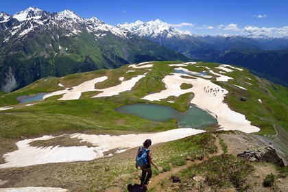 Géorgie, Haute Svanétie (Zemo Svaneti), Mestia, randonneur au lac Koruldi sur les contrefort du mont Ouchba (Ushba)