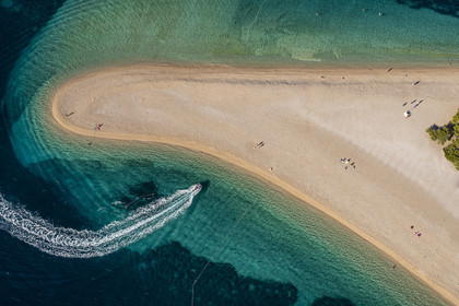 Croatie, Dalmatie, cote dalmate, Ile de Brac, Bol, la plage de Zlatni Rat ou Corne d'or (vue aérienne)