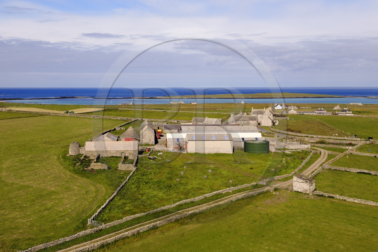 Royaume-Uni, Ecosse, Iles Orcades, Ile de Papa Westray, champs et fermes éparses sur cette toute petite île (environ 9 km²) (vue aérienne)