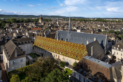 France, Côte-d'Or (21), Beaune, zone classée Patrimoine Mondial de l'UNESCO, Hospices de Beaune, l'Hôtel-Dieu, la basilique collégiale Notre-Dame de Beaune et la Côte de Beaune en arrière plan (vue aérienne)