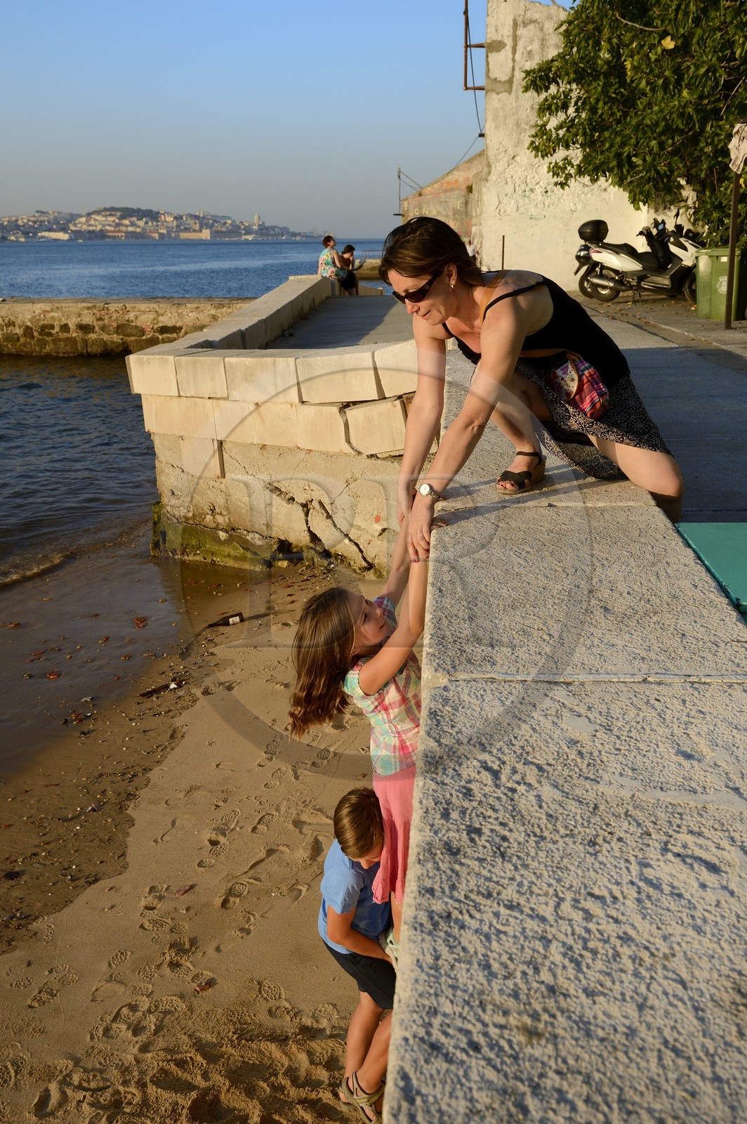 Portugal, région de Lisbonne, commune d'Almada au lieu dit Ponto Final sur la rive sud du Tage, le pont du 25 de Abril