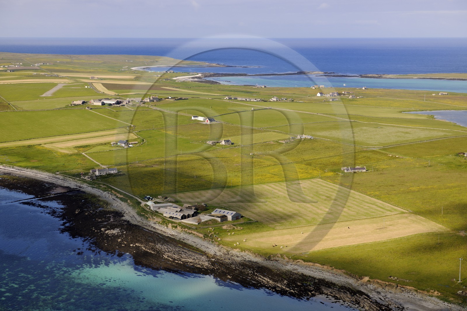 Royaume-Uni, Ecosse, Iles Orcades, Ile de Papa Westray, champs et fermes éparses sur cette toute petite île (environ 9 km²) (vue aérienne)