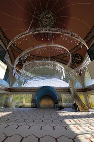 Turquie, Istanbul, quartier Usküdar sur la rive asiatique, mosquée Şakirin de l'architecte d’avant-garde, Zeynep Fadillioglu qui est la première femme à avoir été désignée pour concevoir une mosquée; Le lustre, en forme de spirale d’où tombe une pluie de gouttes de cristal et où ondule l’écriture kufique résume ce mariage subtil entre modernité et tradition