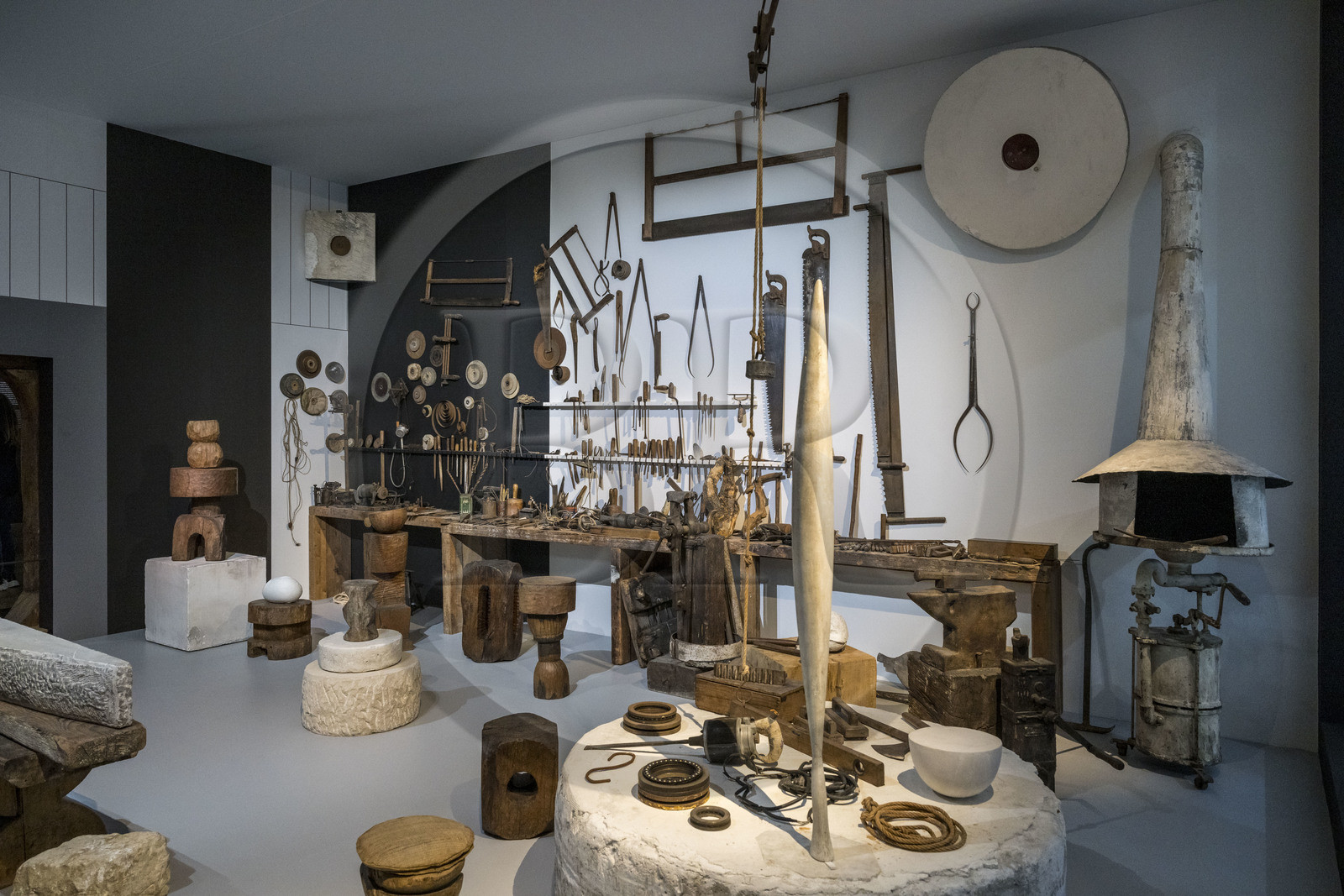 France, Paris (75), quartier des Halles, le Centre Pompidou aussi apellé Beaubourg, Musée National d'Art Moderne (MNAM), exposition retrospective Brancusi, reconstitution partielle de l'atelier de Brancusi impasse Ronsin, outils et forge de l'artiste