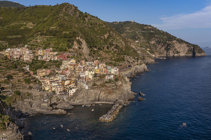 Italie, Ligurie, Cinque Terre, parc national des Cinque Terre classé Patrimoine Mondial de l'UNESCO, village de Manarola et son port (vue aérienne)