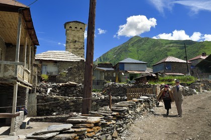 Géorgie, Haute Svanétie (Zemo Svaneti), village de Ushguli (Ouchgouli), classé Patrimoine Mondial de l'UNESCO, tour défensive Svane dressée à coté de la maison