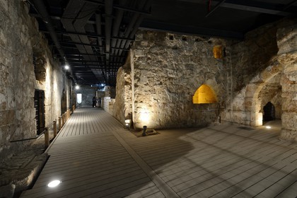 Israel, district Nord, Galilée, Acre (Akko), vieille ville, classée Patrimoine Mondial de l'UNESCO, la ville souterraine des croisés en bordure de la citadelle des Hospitaliers, la rue méridionale avec les entrées de magasins et de maisons