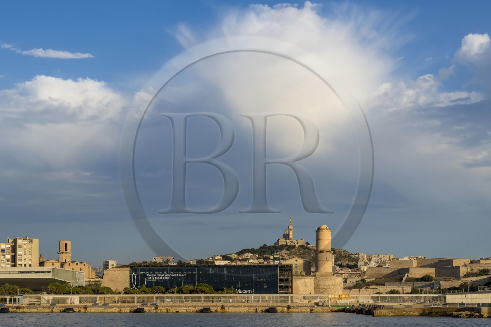 France, Bouches-du-Rhône (13), Marseille, le Mucem (Musée des civilisations de l'Europe et de la Méditerranée), le Fort Saint-Jean au centre et la Citadelle de Marseille (Fort Saint-Nicolas) à droite, la basilique Notre Dame de la Garde en arrière plan