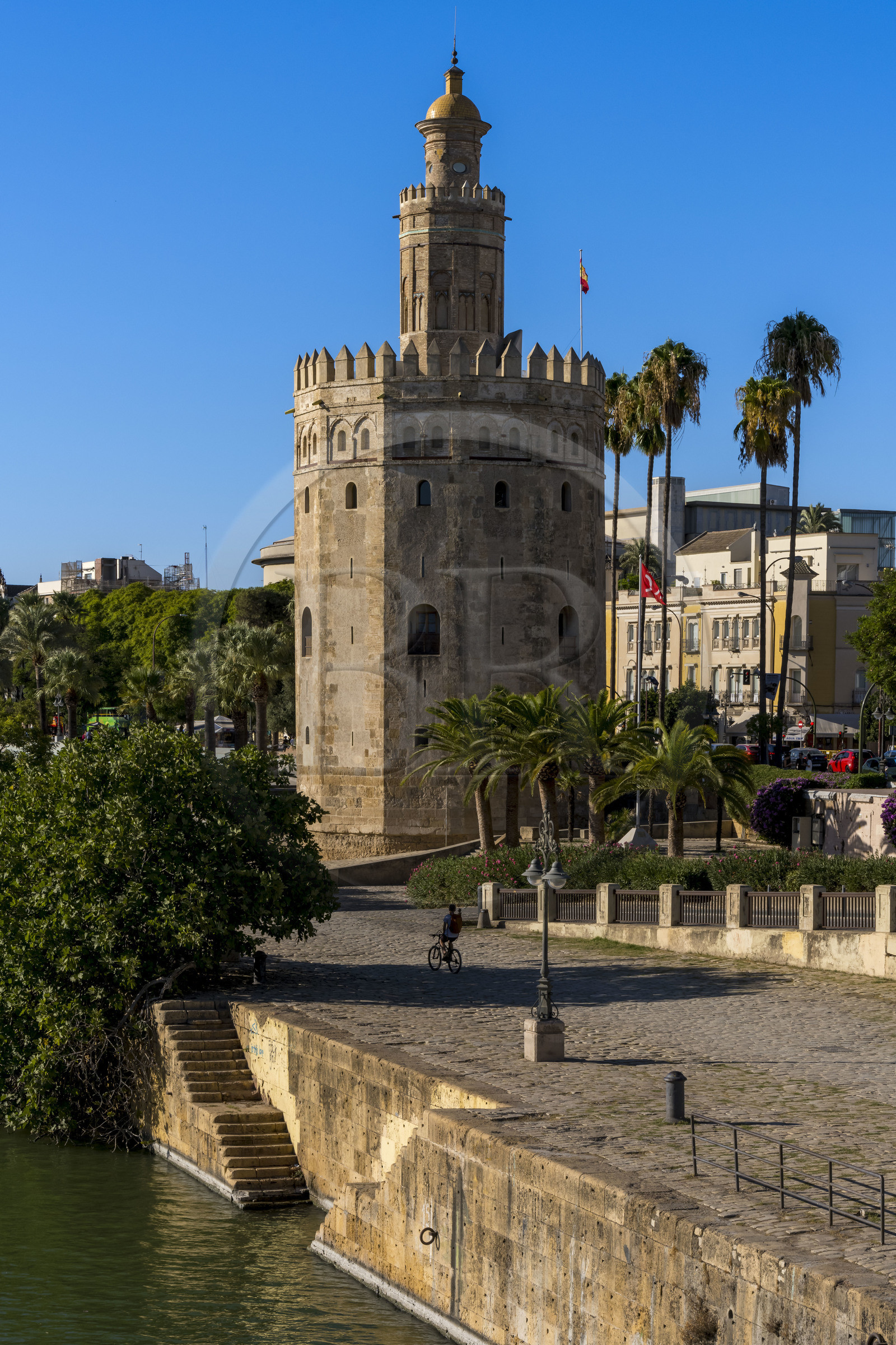 Espagne, Andalousie, Séville, en bordure du fleuve Guadalquivir, la Tour de l'Or (Torre del Oro), ancienne tour d'observation militaire construite au début du XIIIe siècle reconvertie en musée maritime