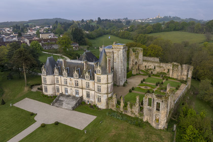 France, Vendée (85), Sèvremont, le chateau de la Flocellière, gite et chambre d'hotes, l'église de Saint-Michel-Mont-Mercure avec sa statue de l'archange Saint-Michel en arrière plan (vue aérienne)