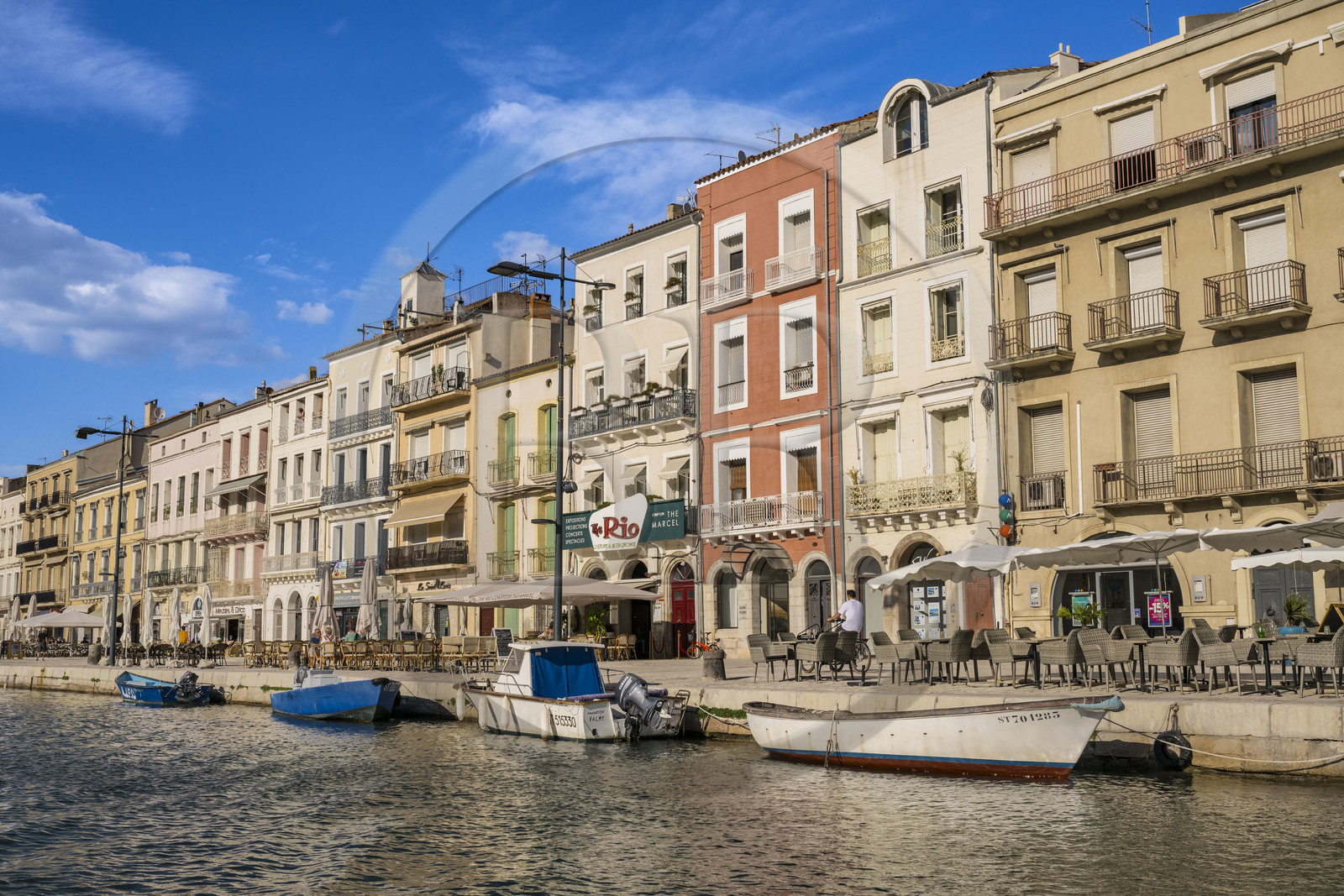 France, Hérault (34), Sète, Canal royal, suites d'artistes The Marcel au-dessus de l'ancien cinéma le Rio sur le quai Léopold Suquet dans le Cadre royal