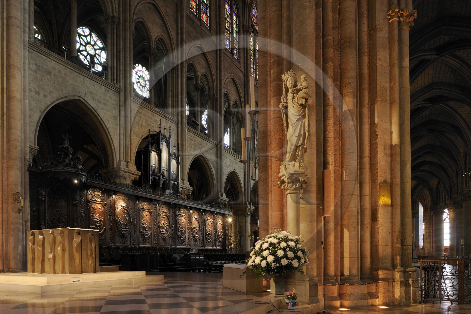 France, Paris (75), île de la Cité, la cathédrale Notre-Dame, la croisée des Transepts et le maître-autel, la Vierge à l’Enfant à l'entrée du choeur