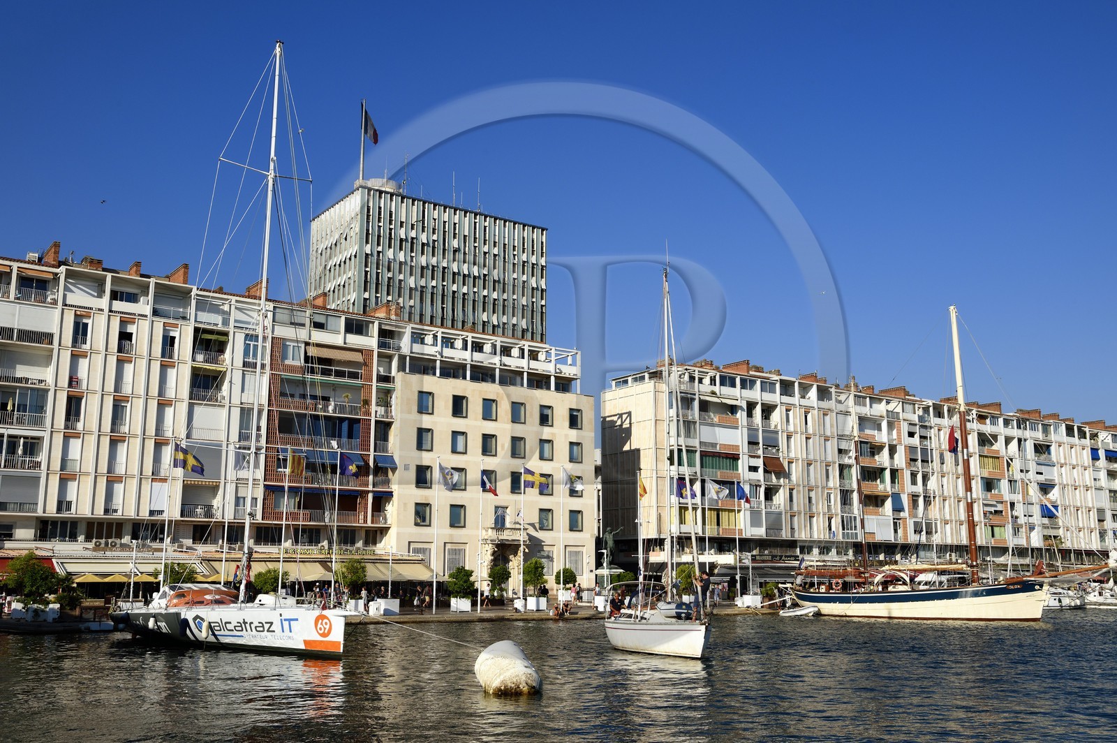 France, Var (83), Toulon, le Port, barres d'immeubles conçues par De Mailly suite aux bombardements de 1944, l'immeuble de l'Hotel de Ville en arrière plan