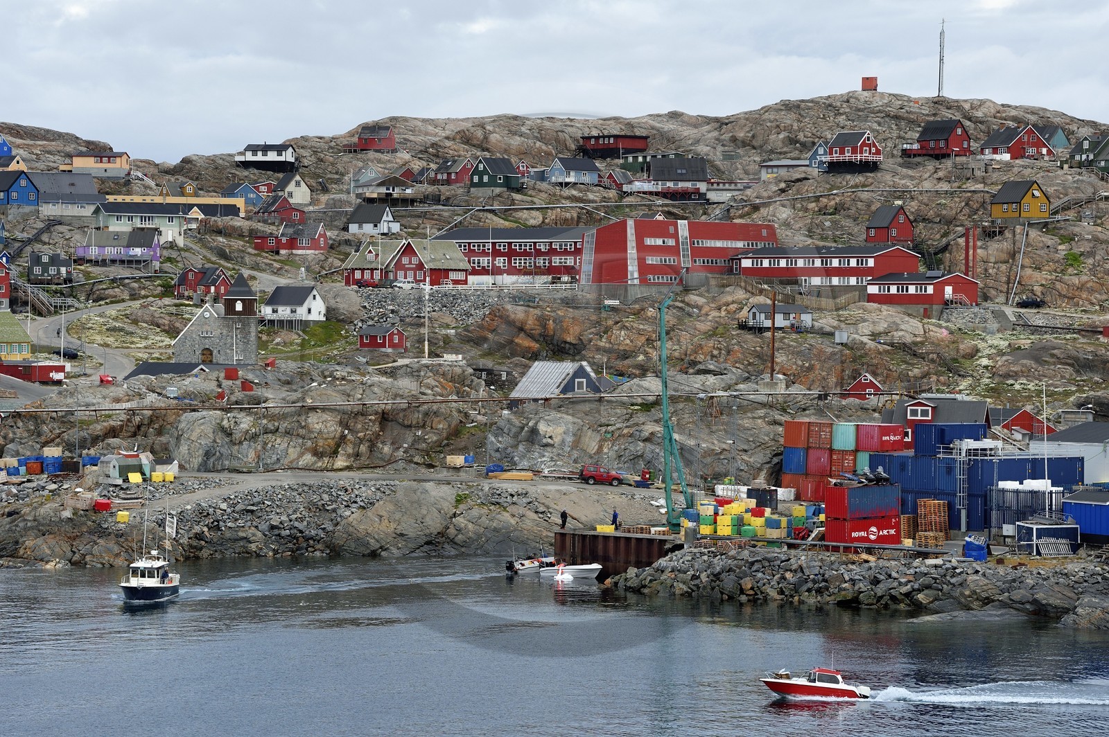 Groenland, cote ouest, baie de Baffin, le port de la ville de Uummannaq accrochée à la roche