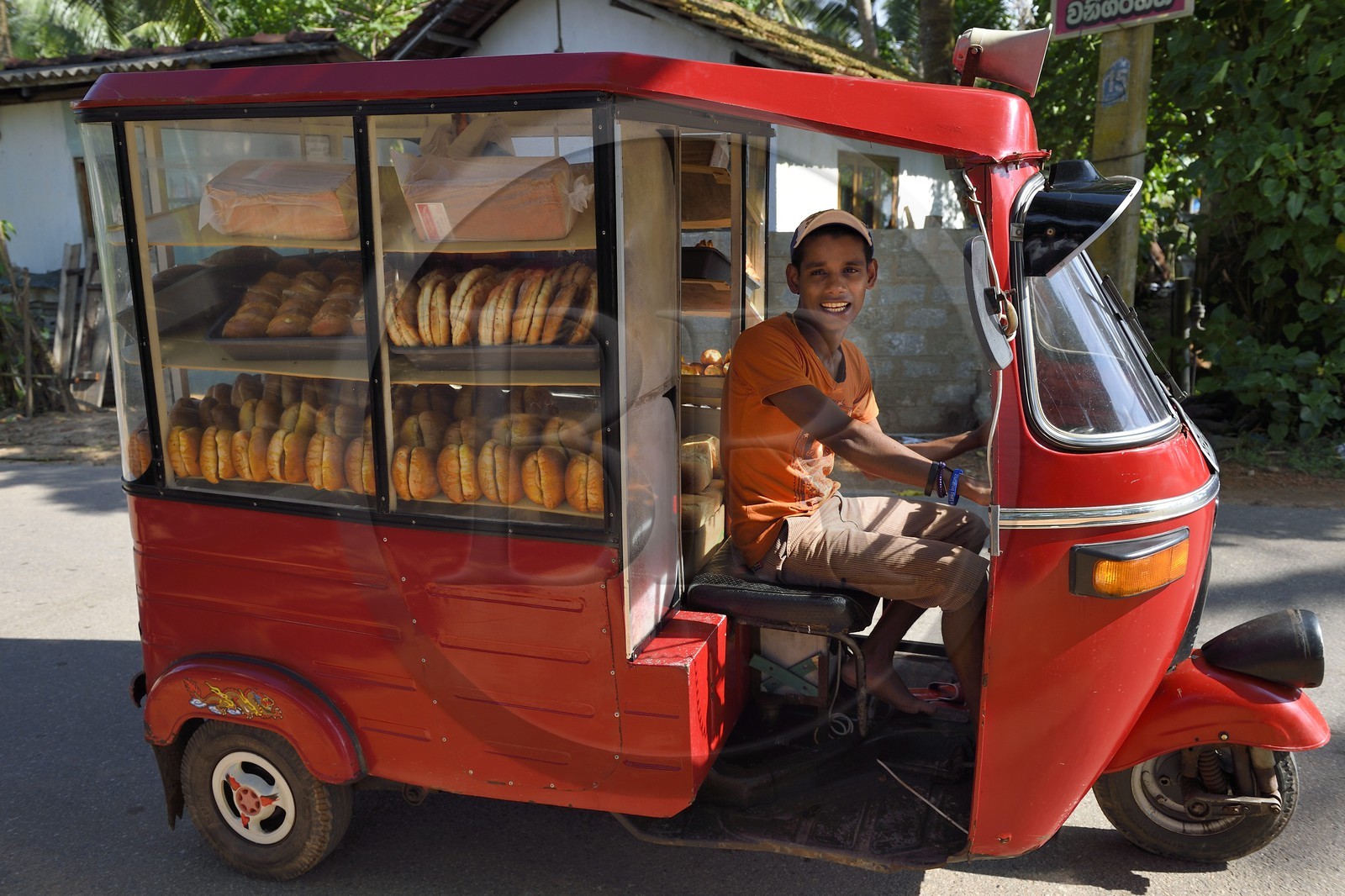 Sri Lanka, Province du Sud, region de Galle, Telwatta, vendeur de pain ambulant dans son tuk-tuk
