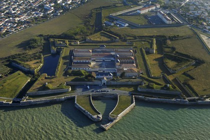 France, Charente-Maritime (17), ile de Ré, ville de Saint-Martin-de-Ré, la citadelle de Vauban (XVII ème siècle) (vue aérienne)