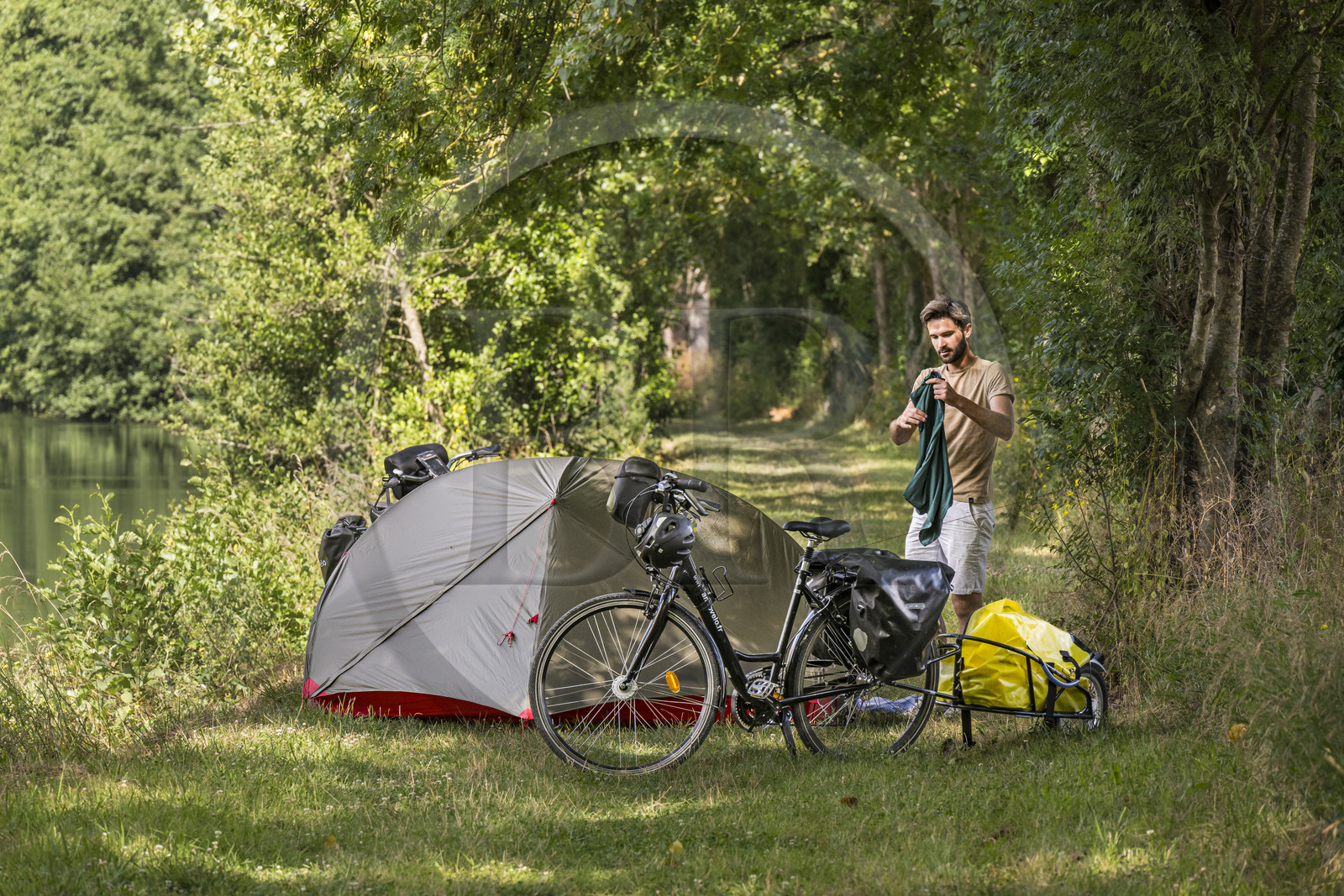 France, Deux-Sèvres (79), le Marais Poitevin, la Venise Verte, Magné, randonnée à bicyclette, campement pour la nuit le long de la Sèvre Niortaise