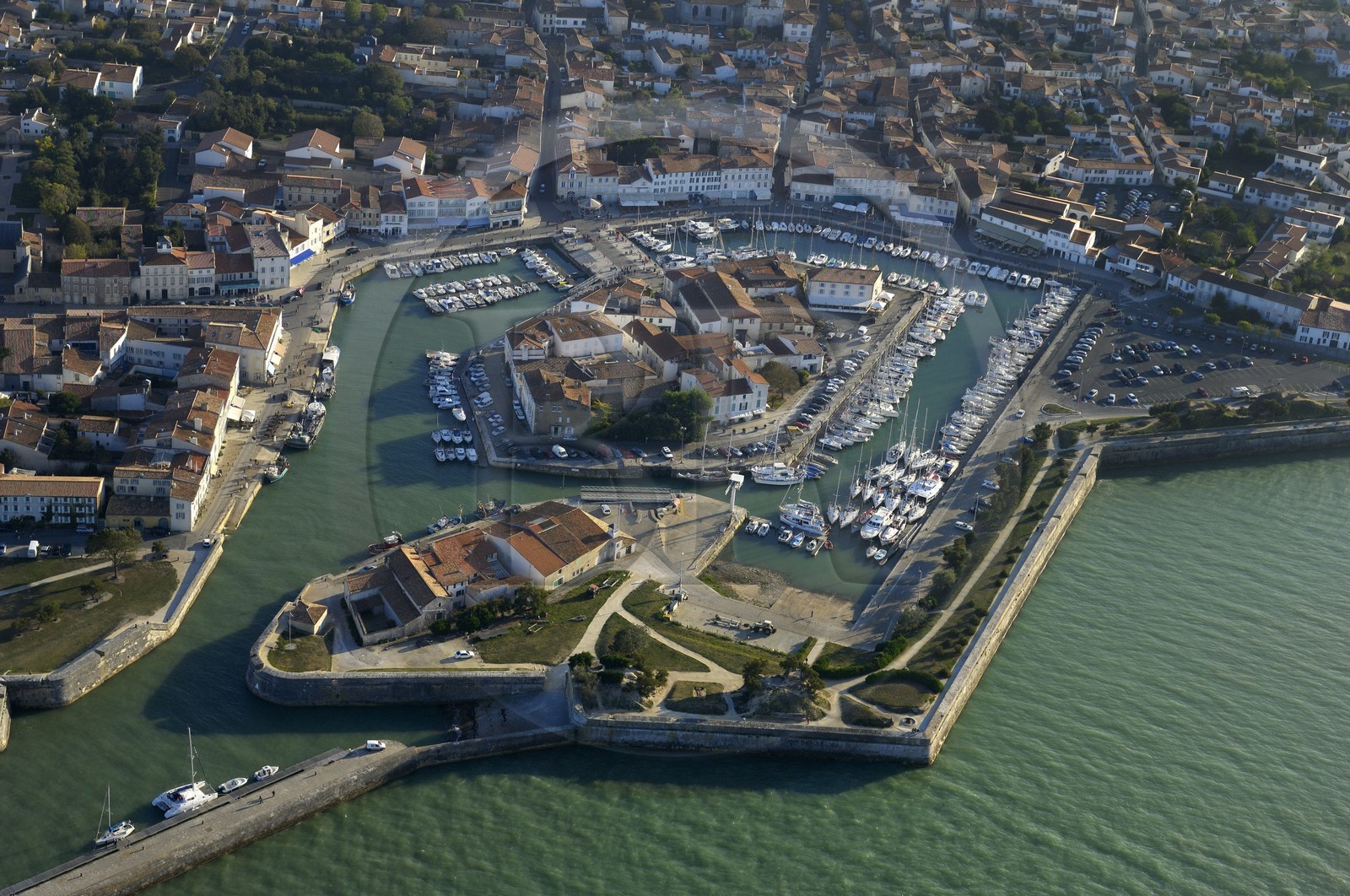 France, Charente-Maritime (17), ile de Ré, ville de Saint-Martin-de-Ré avec fortifications de Vauban (XVII ème siècle), le port (vue aérienne)