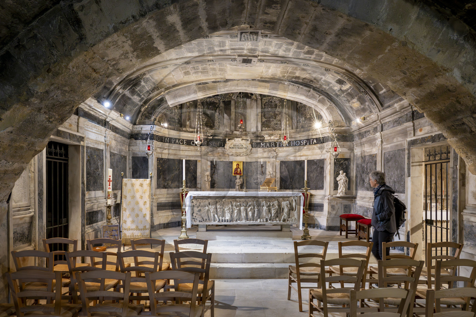 France, Bouches-du-Rhône (13), Tarascon, la collégiale royale Sainte-Marthe érigée aux XIe et XIIe siècles, la crypte remaniée au XVIIe siècle, abrite le sarcophage paléochrétien en marbre blanc (du début du IVe siècle) qui contient les reliques de Sainte-Marthe