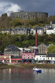 Royaume-Uni, Ecosse, Highland, Argyll and Bute, Oban, le port et la distillerie de whisky
