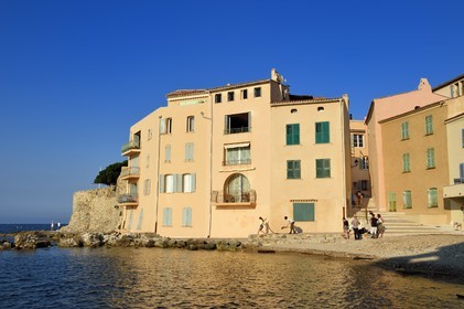 France, Var (83), Saint-Tropez, la plage de la Glaye et Tour Vieille du XVème siècle