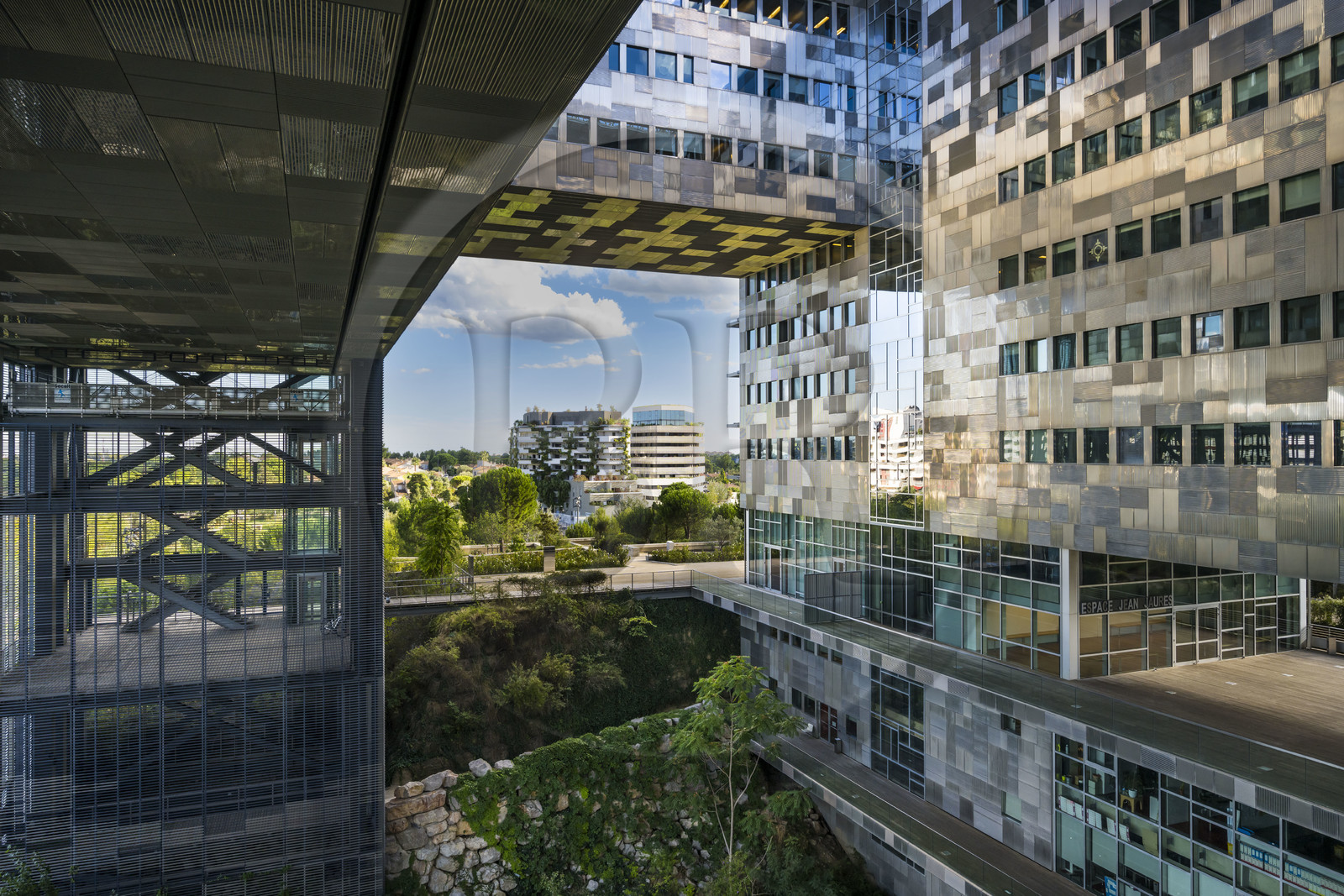 France, Hérault (34), Montpellier,  quartier de Port Marianne, l'Hotel de Ville conçu par les architectes Jean Nouvel et François Fontès, patio entre eau et ciel