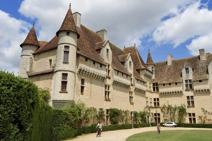 France, Dordogne, Perigord Blanc, Neuvic, Neuvic castle along the river Isle that follows the Greenway cycle route (Veloroute Voie verte)