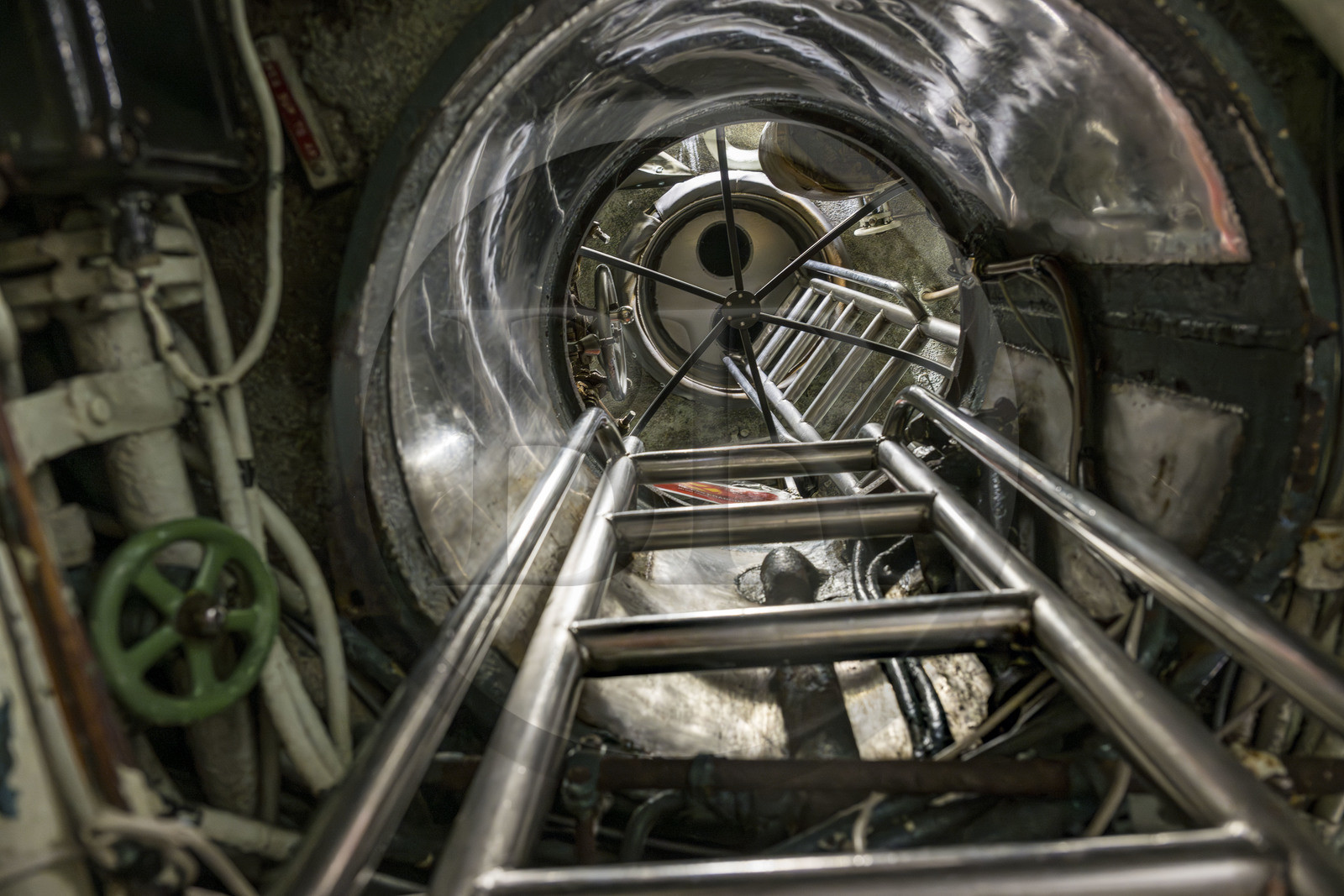 France, Loire-Atlantique (44), Saint-Nazaire, le sous-marin Espadon (S637), premier sous-marin de la Marine nationale française à plonger sous la banquise en 1964, abrité dans le bunker de l'Ecluse Fortifiée de l'ancienne base sous-marine allemande construite lors de la dernière guerre mondiale, échelle de montée au kiosque