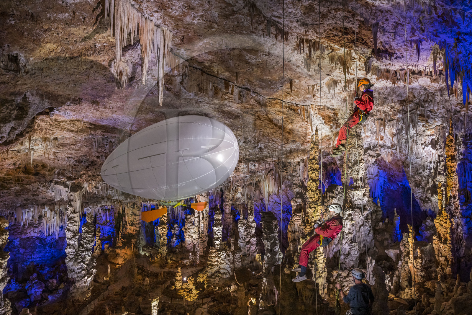 France, Gard (30), Méjannes-le-Clap, grotte de La Salamandre, descente en rappel et découverte de la grotte en Aéroplume®, un ballon dirigeable individuel gonflé à l'hélium qui permet de s'envoler en battant des ailes