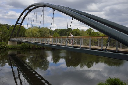 France, Dordogne, Perigord Blanc, Saint Astier, the new footbridge on the Greenway cycle route (Veloroute Voie verte) along the river Isle