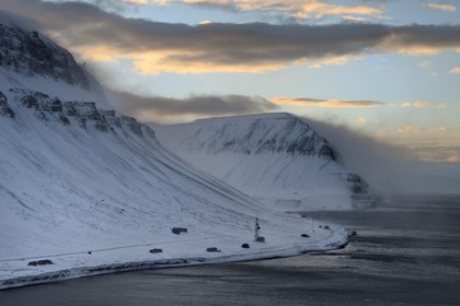 Norvège, Svalbard, Spitzberg, Longyearbyen, montagne bordant l'Isfjord sous un vent fort (vue aérienne)