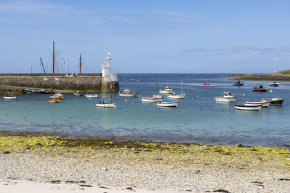 France, Finistère (29), Mer d'Iroise, Ile de Molène, sur la plage du port et l'ilot Lédenez Vraz en arrière plan