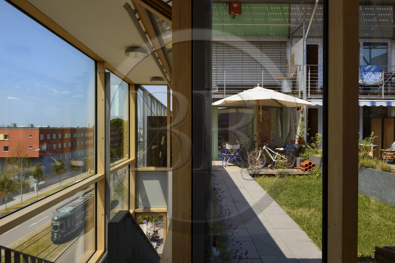 Allemagne, Bade-Wurtemberg, Fribourg en Brisgau, quartier Vauban, immeuble appelé Bateau solaire (Sonnenschiff) de la Cité Solaire au pied du Schlierberg, architecte Rolf Disch