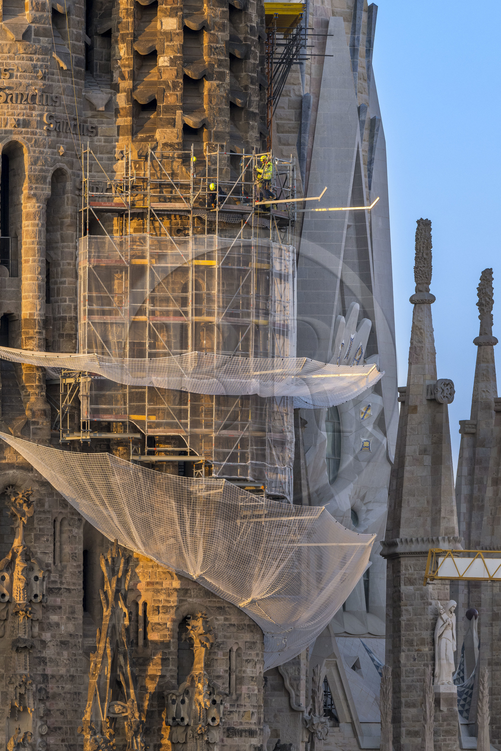Espagne, Catalogne, Barcelone, quartier de l'Eixample, basilique de la Sagrada Familia de l'architecte du modernisme catalan Antoni Gaudi classée Patrimoine Mondial de l'UNESCO, travaux en cours sur une des tours surplombant la facade de la Passion