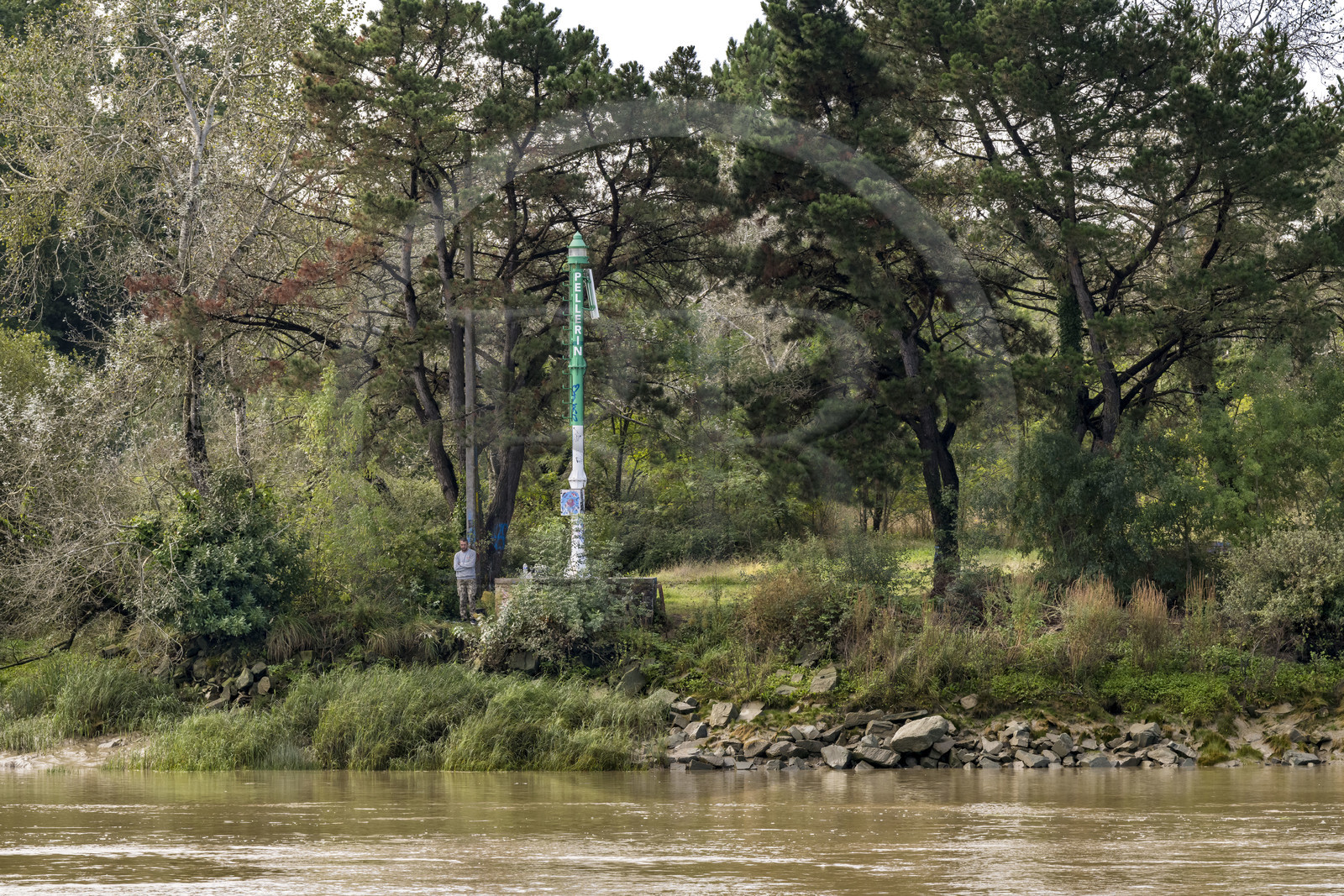 France, Loire-Atlantique (44), Le Pellerin, balise à l'approche de l'embarcadère du bac sur les rives de la Loire