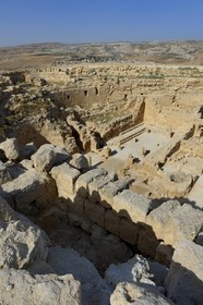 Israel, Cisjordanie, l'Hérodion, colline artificiellement exhaussée qui abrite les ruines d'un palais fortifié construit par le roi Hérode Ier le Grand (site classé Parc National), l'intérieur du cratère