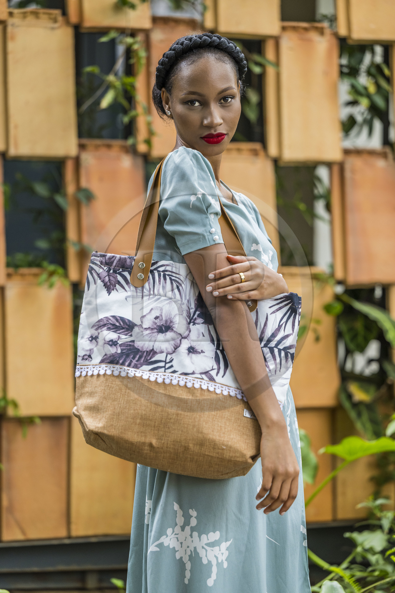 Rwanda, Kigali, Norrsken House Kigali, la mannequin Winnie Shema Tumusiime met en valeur la collection de sac de la marque Flove made in Rwanda