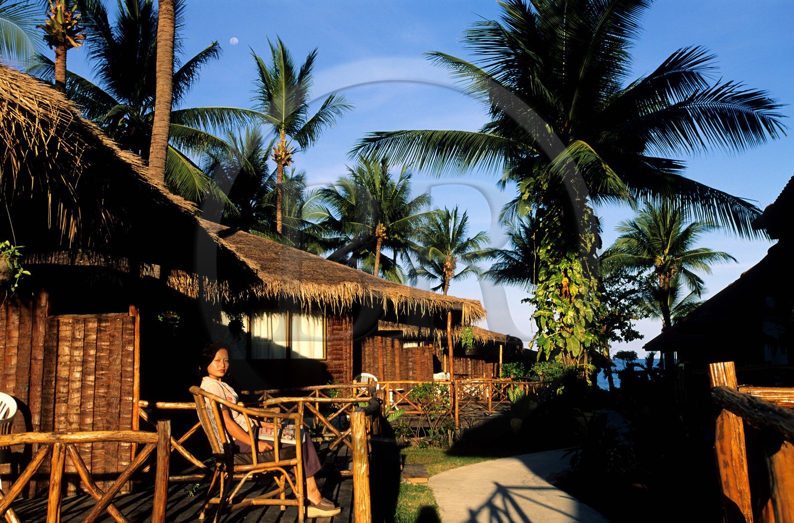 Thaïlande, golfe de Siam, île de Ko Samui, hôtel bungalow sur la plage de Chaweng