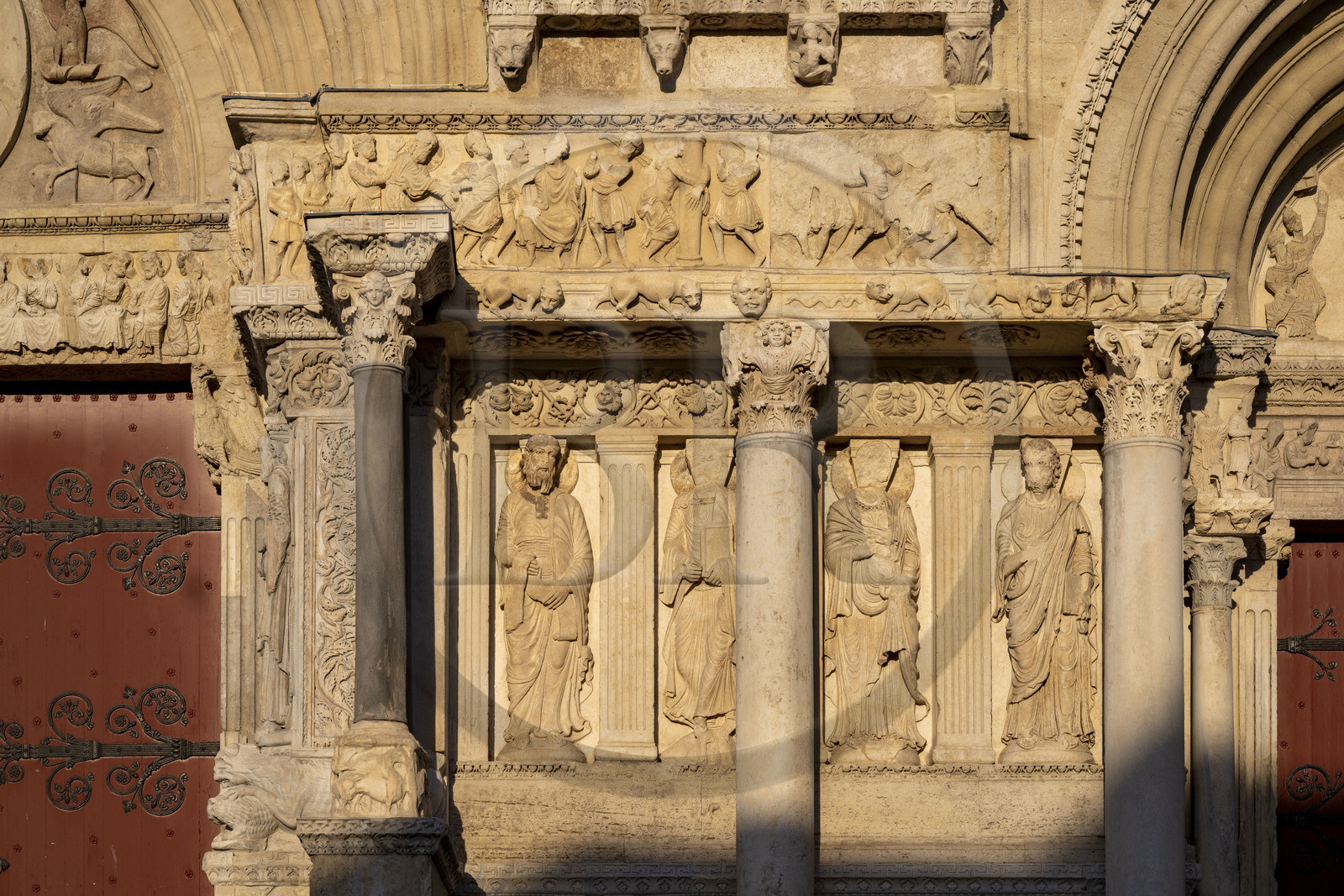 France, Gard (30), Saint-Gilles du Gard, église abbatiale de Saint-Gilles du XIIème-XIIIème siècle, classée Patrimoine Mondial de l'UNESCO au titre des chemins de Saint-Jacques de Compostelle en France, sculptures de la facade orientale de style art roman provencal