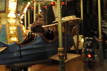 France, Bas-Rhin (67), Strasbourg, vieille ville classée au Patrimoine Mondial de l'UNESCO, manège pour enfant