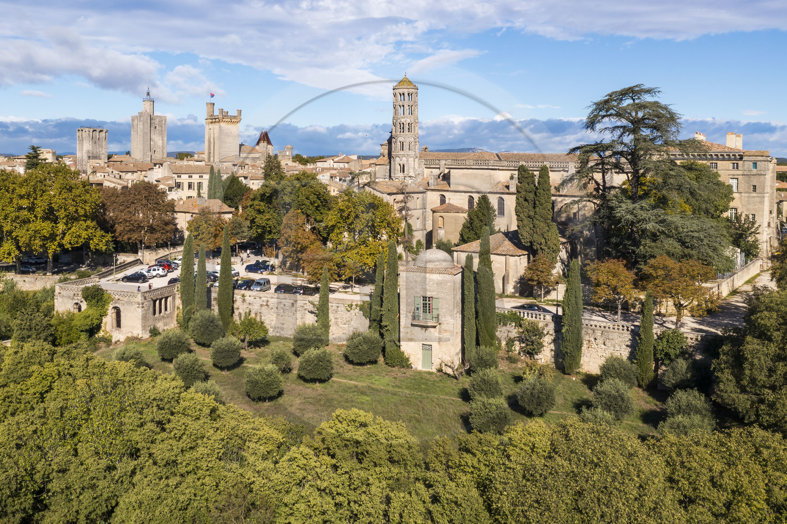 France, Gard (30), Uzès, la Tour du Roi, la Tour de l'Evêché, le chateau Ducal dit Le Duché avec la Tour Bermonde et la cathédrale Saint-Théodorit avec la tour Fenestrelle à droite (vue aérienne)